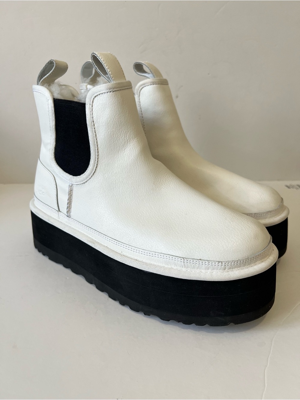 UGG Neumel Women’s White pebbled Platform Chelsea Boots Size 9 - Picture 3 of 13